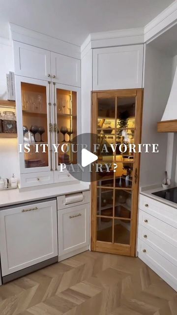 Corner Cabinets In Kitchen, Corner Kitchen Pantry Design, Kitchen Layout With Corner Pantry, Clever Kitchen Storage Ideas Cabinets, Kitchen Corner Pantry Ideas, Corner Pantry Organization Ideas, Pantry Ideas Walk In, Corner Kitchen Pantry Cabinet, Corner Pantry Dimensions