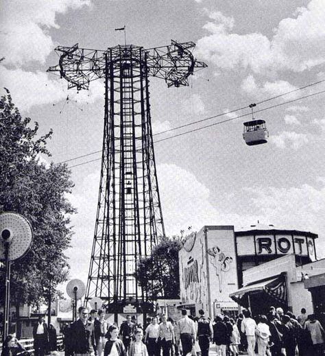 EMPEHI.COM: The Parachute in Riverview Park in Chicago Riverview Park, Chicago Pictures, Abandoned Amusement Park, Chicago Map, Chicago History, Amusement Park Rides, Chicago River, Chicago Photos, My Kind Of Town