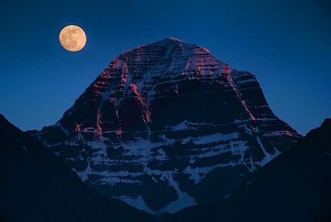 Fall In LOVE with #Kailash #Mansarovar on a Full Moon Night Full Moon Night divine madness –#Pooranmashi or full moon night has deep significance at the “#Shiva Bhoomi” if you happen to be there at Kailash Mansarovar region or near #lakeMansaorvar then you may witness......  #LordShiva #KailashMansarovar #KailashYatra #KailashMansarovarYatra Kailash Mansarovar, Full Moon Night, Shiva Wallpaper, Mountain Wallpaper, Shiva Art, Canvas Painting Designs, Full Hd Wallpaper, Mountain Photography, Lord Shiva Pics