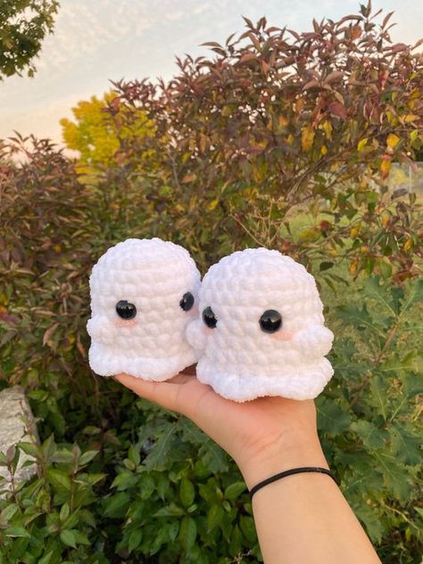 Ghost Plush Crochet Pattern Free, White Plushie Crochet, Cute Ghost Crochet, Mini Crochet Plushies Pattern, Easy Ghost Crochet Pattern Free, Crochet Halloween Patterns Free Ghost, Ghost Plushie Crochet Pattern, Crochet Ghost Amigurumi, Ghost Pattern Crochet