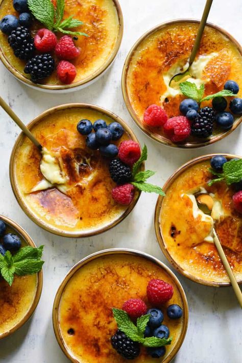 Creme Brulee Flavors, Elegant Christmas Dessert, Vanilla Bean Creme Brulee, Creme Brulee Recipe Easy, Coffee Creme Brulee, Baked Ham With Pineapple, Creme Brulee Desserts, Chocolate Creme Brulee, Pumpkin Creme Brulee