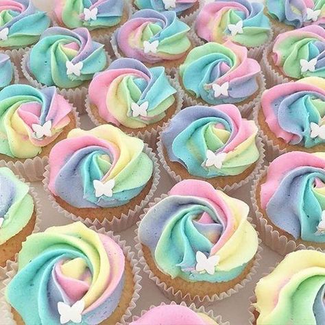 Cupcake arco iris para fiesta de lluvia de amor Gökkuşaği Pasta, Savory Cakes, Pastel Cupcakes, Unicorn Birthday Cake, Rainbow Cupcakes, Unicorn Cupcakes, Unicorn Cake, Rainbow Birthday, Unicorn Birthday Parties