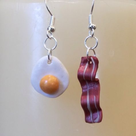 Adorable Handmade Bacon And Egg Earrings. Sterling Silver Plated Ear Wires. * Boutique Clay Earrings Animals, Cute Weird Earrings, Food Earrings Clay, Funky Earrings Diy, Weird Earrings Aesthetic, Bacon Earrings, Wacky Earrings, Clay Earrings Ideas, Polymer Clay Food Earrings