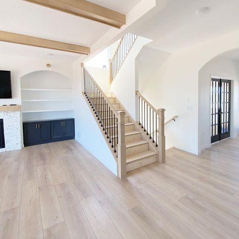 Kelsey | Home Decor & Design on Instagram: “I’m convinced I’ll forever be drawn to white oak railings with black spindles! Final step: finish stairs! #ourbuildjourney…” Ravenswood Oak, Finish Stairs, Black Balusters, Black Spindles, White Banister, Modern Farmhouse Staircase, Black Railing, Black Staircase, Modern Stair Railing