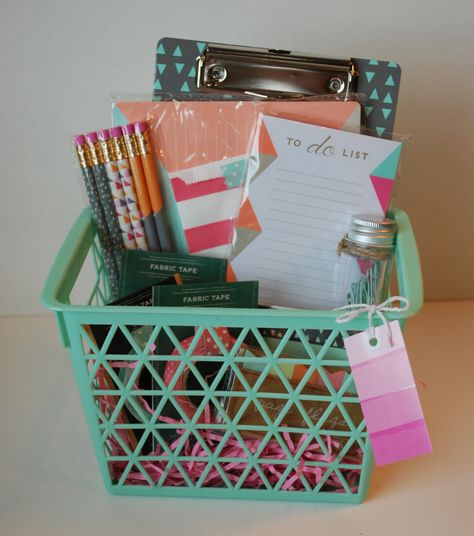 Stationary Gift Basket Ideas, Planner Gift Basket, Stationary Basket, Office Supplies Gift Basket, Stationery Gift Ideas, School Supplies Teacher, Easy Teacher Gifts, Appreciation Gifts Diy, Teacher Gift Baskets