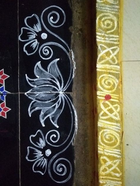 Jhuti Designs Simple, Border Alpona Designs Simple, Alpona Design Simple, Muggulu Side Borders, Muggu Border Designs, Line Rangoli Design, Jhuti Designs, Side Muggulu Designs, Simple Muggulu Designs