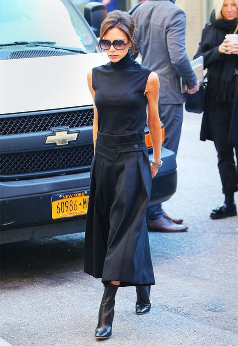 How+to+Dress+Better+for+Work,+According+to+Victoria+Beckham+via+@WhoWhatWear Viktoria Beckham, Style Victoria Beckham, How To Style Culottes, Victoria Beckham Outfits, Dress Better, Victoria Beckham Style, Cooler Style, Victoria Fashion, Mode Casual