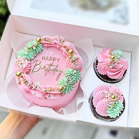 Jillian Vinion | Oh the way these mini cake + cupcake sets have my heart lately💕 these cute 4 inch cake rounds are the perfect date night treat to share OR … | Instagram Video Cake, Peppermint Meringues, Buttercream Piping, Modern Birthday Cakes, Cupcake Videos, American Buttercream, Buttercream Decorating, Cupcake Decorating Tips, Cake Decorating Icing