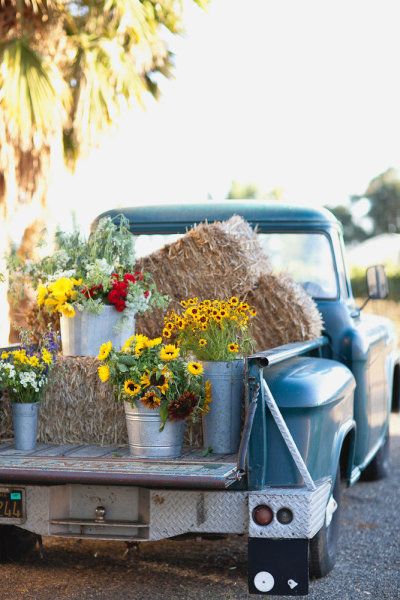 fill old farm pickup with stuff like this. tailgate down with bowl of sangria and jar of flavored water Old Blue Truck, Truck With Flowers, Country Love, Flower Truck, Blue Truck, Photos Booth, Old Truck, Hay Bales, Farm Trucks