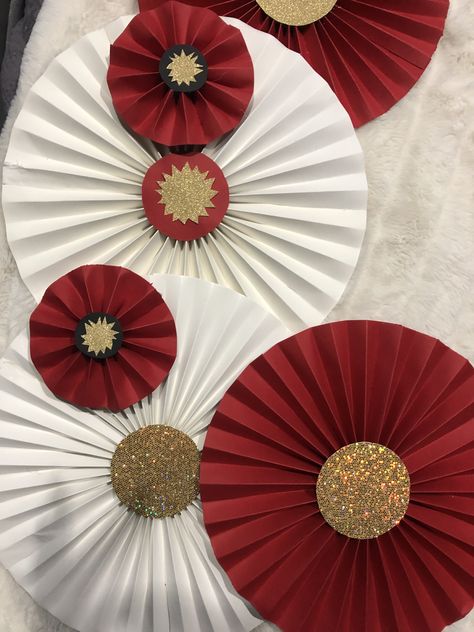 Diy Paper Fan Decorations, Red Paper Flowers Diy, Paper Fan Decorations Backdrops Diy, How To Make Rosettes Paper, Paper Flowers Red And Gold, Paper Rosette Backdrop, Red Paper Flower Backdrop, Paper Fan Decorations, Deco Ballon