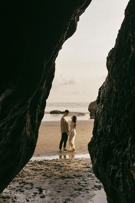 Engagement Shoot Locations, Water Ceremony, Ireland Engagement, Beach Cave, Pre Wedding Praia, Engagement Photo Shoot Beach, Oregon Engagement Photos, Pre Wedding Photoshoot Beach, Hawaii Photos