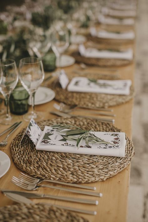 Jute Placemats Table Setting Wedding, Rattan Placemats Table Settings Wedding, Diy Wedding Placemats, Underplate Ideas, Wicker Placemats Wedding, Jute Placemats Table Setting, Jute Wedding Decor, Wedding Place Settings Without Plates, Natural Table Settings