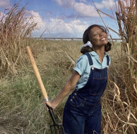 Halloween Costumes 2022, Foto Cowgirl, Round Of Applause, Pretty Halloween Costumes, Photographie Portrait Inspiration, Halloween Costume Outfits, Black Femininity, Halloween Inspo, Vintage Americana