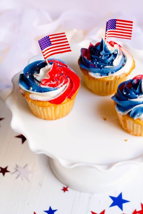 Usa Cupcakes, 4th Of July Dessert Ideas, Flag Cupcakes, July Vibes, American Cupcakes, Usa Cake, 4th Of July Cupcakes, Sweets Table Wedding, Colombia Soccer