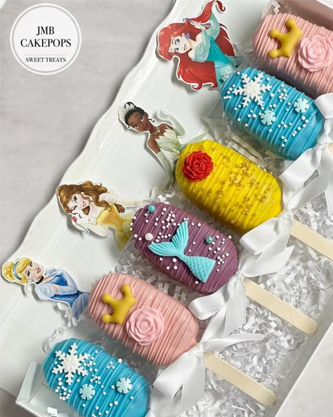 Disney Princess Macarons, Cake Pops Disney Princess, Disney Princess Rice Krispie Treats, Disney Princess Birthday Treats, Disney Princess Cakesicles, Disney Princess Party Treats, Disney Princess Cakepops, Princess Cake Pops Ideas, Disney Princess Candy Table Ideas