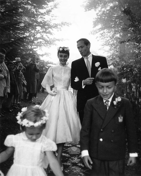 Audrey Hepburn and Mel Ferrer on their wedding day, 1954. Audrey Hepburn Wedding Dress, Audrey Hepburn Wedding, Helen Rose, Old Hollywood Wedding, Celebrity Bride, Bianca Jagger, Iconic Weddings, Celebrity Wedding Dresses, Wedding Movies