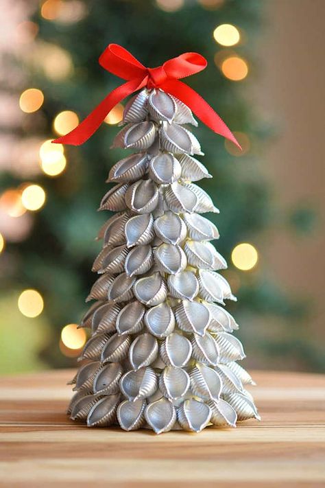 This pasta Christmas tree made with pasta shells is such a fun and easy Christmas craft for kids and adults! Use our free printable template to make 3 different tree sizes. Place these DIY 3D noodle Christmas trees on the mantel or use them as a holiday centerpiece. Plastic Spoon Christmas Tree, Pasta Christmas Tree, Pasta Crafts, Cone Template, Dried Pasta, Easy Christmas Craft, Stick Christmas Tree, Candy Cane Christmas Tree, Pasta Shells