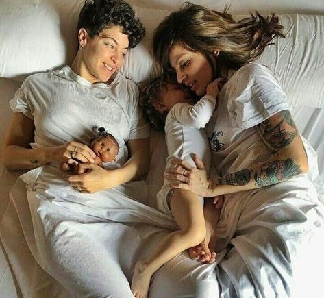 Lesbian Family Photos, Woman Loving Woman, Girlfriend Goals, Girl Couple, Lgbt Love, Lesbian Wedding, Cute Family, Family Goals, Cute Relationship Goals