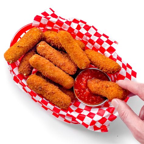 Vegan Mozzarella Sticks, Vegan Appetizers Recipes, Vegan Fast Food, Classic Appetizers, Vegan Mozzarella, Vegetarian Foods, Mozzarella Sticks, Vegan Bread, Vegan Eggs