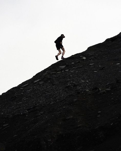 Curated For Runners on Instagram: “Something is int he works from @salomonrunning and @cieleathletics Coming May 12. ~ #CuratedForRunners PH: @thomastoeckli” Distance Runner Aesthetic, Ultra Marathon Aesthetic, Ejercicios Aesthetic, Trail Running Inspiration, Trail Running Photography, Aesthetic Sports, Running Photography, Running Photos, Race Photography