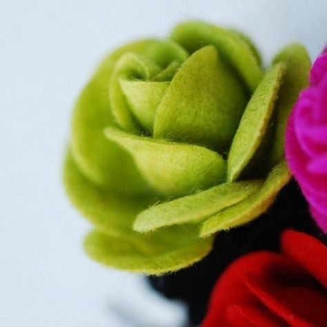 Make Felt Flowers, Flowers Felt, Diy Fleur, Felt Flowers Diy, Diy Flores, Felt Roses, Felt Creations, Felt Ideas, Rose Tutorial