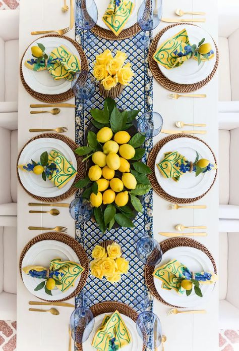 13 Pretty Summer Tablescape Ideas. Discover summer table decor ideas as inspiration for your summer entertaining. Create a new table look with these ideas for place settings and centerpieces. Learn how to combine color and patterns for maximum table attire. Lemon Table Decor, Lemon Themed Party, Decorating Table, Summer Table Decorations, Tanaman Indoor, Summer Tablescapes, Decoration Evenementielle, Deco Champetre, Tafel Decor