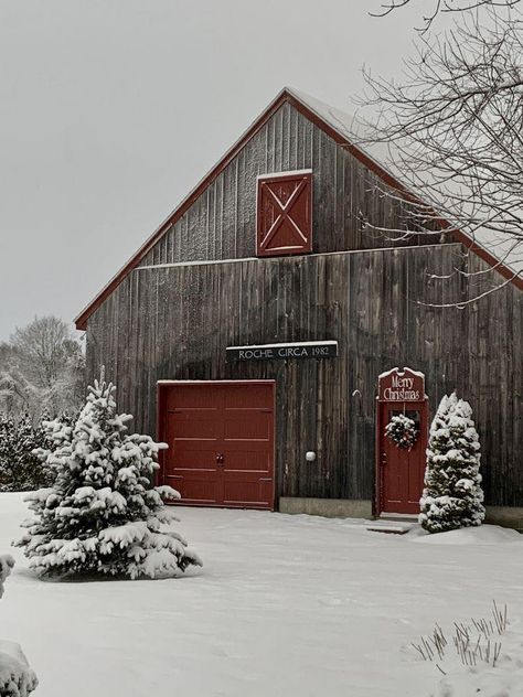 Nana’s Country Christmas Country Winter Wallpaper, Western Christmas Wallpaper, Red Doors, Christmas Barn, American Barn, Barn Pictures, Country Barns, Barn Painting, Dream Barn