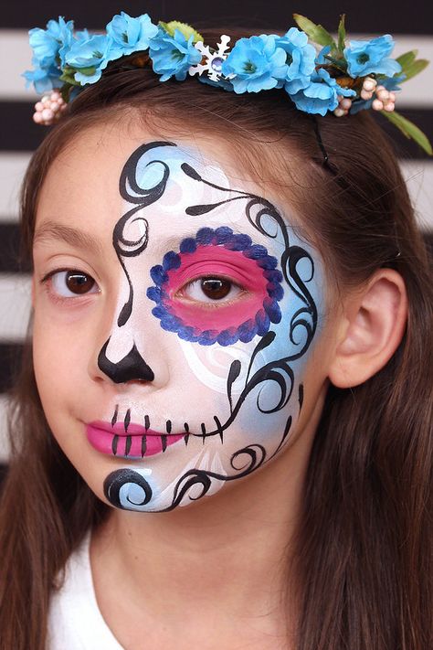 ©ZEA www.tarjetaszea.com Makijaż Sugar Skull, Face Painting Halloween Kids, Easy Halloween Face Painting, Sugar Skull Face Paint, Halloween Makeup For Kids, Skull Face Paint, Halloweenský Makeup, Girl Face Painting, Sugar Skull Face