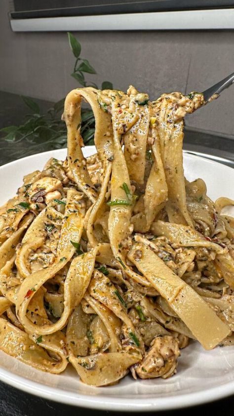 Creamy Chicken Mushroom Tagliatelle from @reznacooks - ResepMamiku.com Mushroom Ravioli With Chicken, Recipes With Tagliatelle, Chicken Tagliatelle Recipes, Mushroom Cream Sauce Pasta, Tagliatelle Recipes, Pasta Fettucine, Chicken Tagliatelle, Restaurant Content, Mushroom Tagliatelle