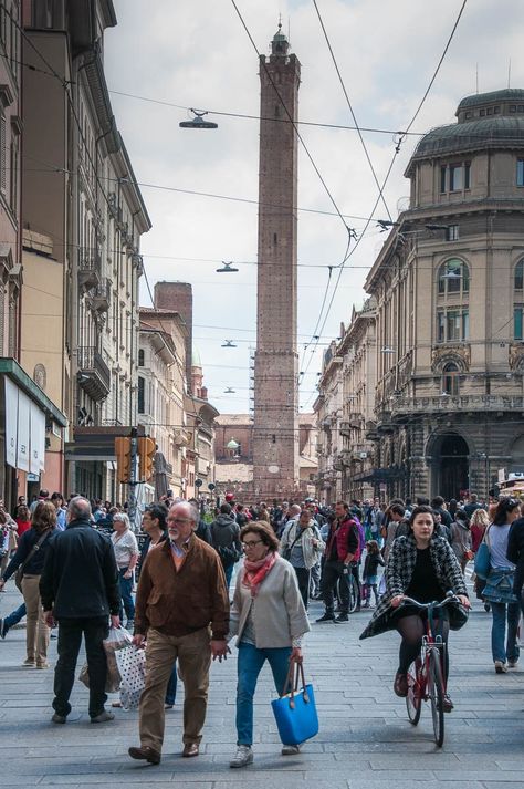 Bologna's busy streets with the Tower of Asinelli - Bologna, Emilia-Romagna, Italy - www.rossiwrites.com Erlangen, Busy Street Sketch, Busy Street Photography, People Photography Street, Street Scenes Photography, Street With People, People On Street, Street Reference, Red Buildings