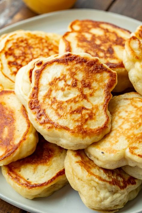 Oladi is a type of pancake that originates in the Ukrainian/Russian region of the world. #oladi #ukrainianpancakes #pancakesrecipe #breakfastrecipe Oladi Pancakes, Ukrainian Breakfast, Ukrainian Pancakes, Oladi Recipe, Russian Breakfast, Russian Pancakes, Types Of Pancakes, Russian Foods, Buttermilk Syrup