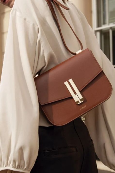 Elegant Designer Bags, Camel Bag Outfit, Demellier Bags, Demellier Vancouver, Bags Wishlist, London Bag, Street Style Bags, Fashion Content, London Bags