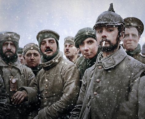 Troops during the Christmas Truce of WW1 (1914) World History, Triple Entente, Christmas Truce, Ww1 Photos, Ww1 Soldiers, Apocalypse World, Military Photos, Rare Pictures, Military History