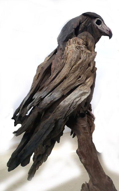 Painted Driftwood Ideas, Wooden Art Ideas, Driftwood Art Ideas, Driftwood Art Sculpture, Drift Wood Art, Wood Carving Art Sculpture, Driftwood Fish, Driftwood Diy, Painted Driftwood