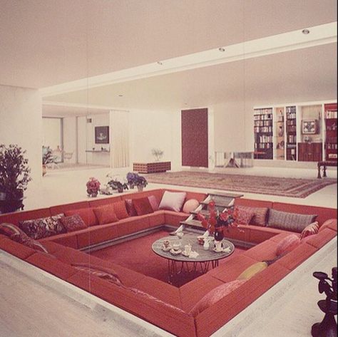 Love the in floor couch Sunken Couch, Pit Couch, Living Room 70s, Conversation Pit, 70s House, Floor Couch, Retro Interior Design, Sunken Living Room, Miller Homes