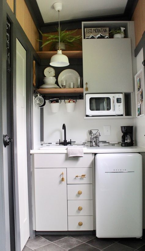 Teeny Tiny – Tiny House Swoon Tiny House Kitchen Living Room, Very Small Kitchen Design Tiny House, Space Saving Furniture Tiny Houses, Kitchenette Design, Apartemen Studio, Small Kitchenette, Tiny Kitchens, Tiny House Swoon, Tiny Kitchen Design