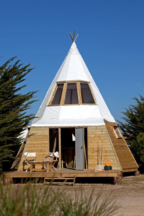 Two-Story Tipi Tipi House, Teepee Outdoor, Savoy Hotel London, Wooden Teepee, Small House Inspiration, Rustic Wood Projects, Tenda Camping, Daycare Decor, Hut House