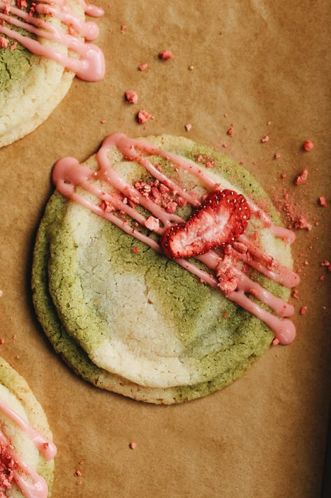 Marble Matcha Strawberry Cookies Matcha Cookies Recipe, Matcha Baking, Matcha Strawberry, Matcha White Chocolate, Matcha Dessert, Matcha Cookies, Strawberry Cookies, Roll Cookies, Pretty Cookies