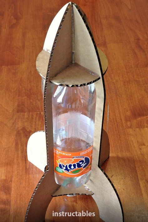 Roket Air, Cardboard Rocket, Build A Rocket, Water Rocket, Rocket Craft, Diy Rocket, Rockets For Kids, Rocket Design, Soda Bottle