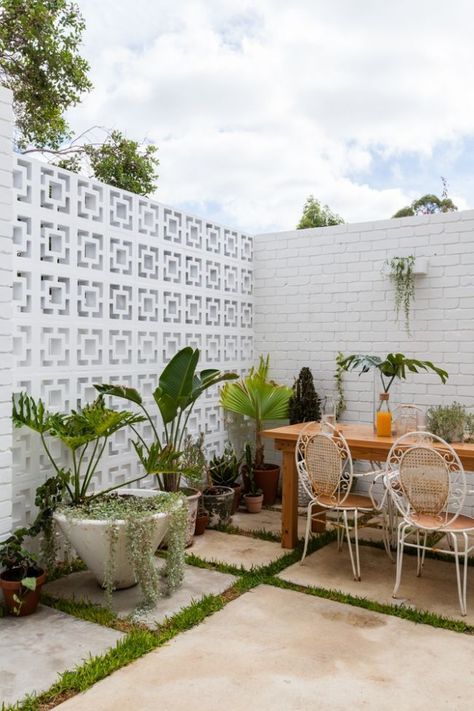 Breezeblocks add a feature wall to this small courtyard garden. The Nature Inspired Eco House | House Nerd home tour.  #housenerd #recycledhome #homeideas breezeblocks #smallgardenideas Coolest Houses, Small Courtyard Garden, Small Courtyard, Courtyard Landscaping, Small Courtyard Gardens, Courtyard Gardens Design, Courtyard Design, Small Courtyards, Eco House