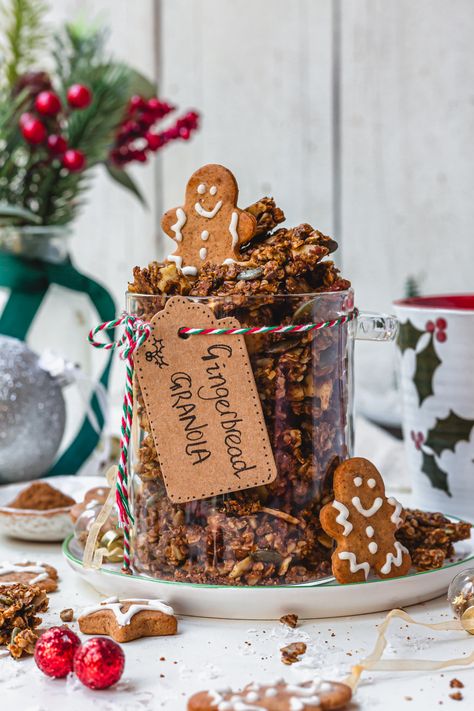 Gingerbread Granola Recipe, Paleo Gingerbread, Gingerbread Granola, Edible Christmas Gifts, Homemade Gingerbread, Best Granola, Gluten Free Gingerbread, Christmas Breakfast, Homemade Granola