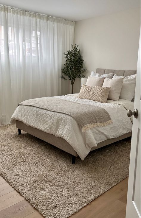 Beige Flooring Bedroom, Grey Beige Bed, Grey Beige And White Bedroom Ideas, First House Bedroom Ideas, Small Beige Bedroom, Bedroom Beige Bed, Beige Apartment Decor, Neutral Small Bedroom, Grey Beige Bedroom