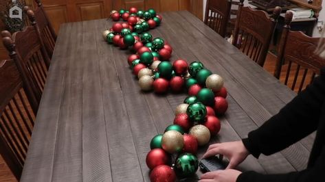 Diy Ornament Garland, Ornament Garland Diy, Diy Christmas Bulbs, Christmas Decor Idea, Diy Christmas Ball, Candle Decorations, Diy Christmas Lights, Diy Christmas Garland, Centerpieces Diy