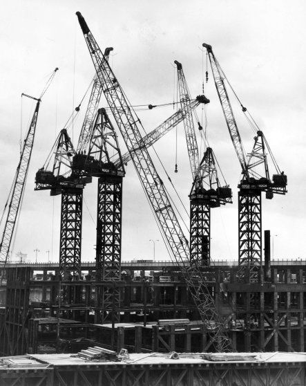 Kangaroo cranes in position at the excavation site for the World Trade Center in New York, December 13, 1968. Excavation Site, Usa History, Tower Crane, The Twin Towers, North Tower, Vintage Nyc, Dubai Skyscraper, One World Trade Center, Trade Centre