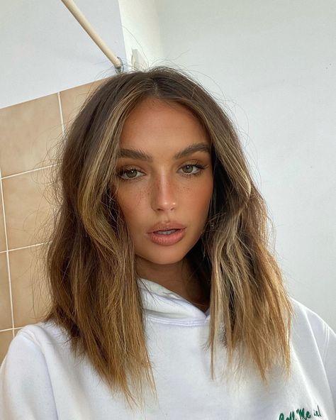 Natalie Sole on Instagram: “🤍” Natalie Sole, Dark Brunette Balayage, Midi Hair, Retro Haircut, 2024 Hair Trends, Spring Hair Trends, Hairstyles List, Hot Haircuts, Hair Color Light Brown