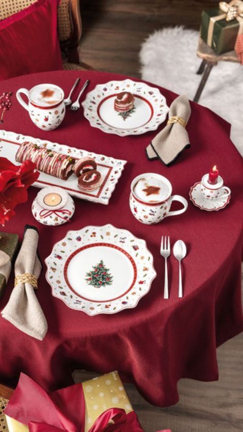 Magische Weihnachten mit den Weihnachtsserien von Villeroy & Boch. Die Weihnachtsserien von Villeroy & Boch bieten Ihnen mit Weihnachtsmotiven verzierte Weihnachtsteller, Weihnachtstassen und Weihnachtsporzellan. Mit weihnachtlichen Tischdekorationen für die Festtafel, hübschen Weihnachtsartikel und Weihnachtsfiguren für Ihre Weihnachtskrippe sowie Weihnachtskugeln, Weihnachtsanhänger für Ihren Tannenbaum verzaubern die Weihnachtskollektionen von Villeroy & Boch Ihr Weihnachtsfest. Villeroy & Boch Christmas, Villeroy & Boch, Christmas Table, Food For Thought, Christmas Time, Tea Cups, Christmas Decorations, Christmas Tree, Table Decorations