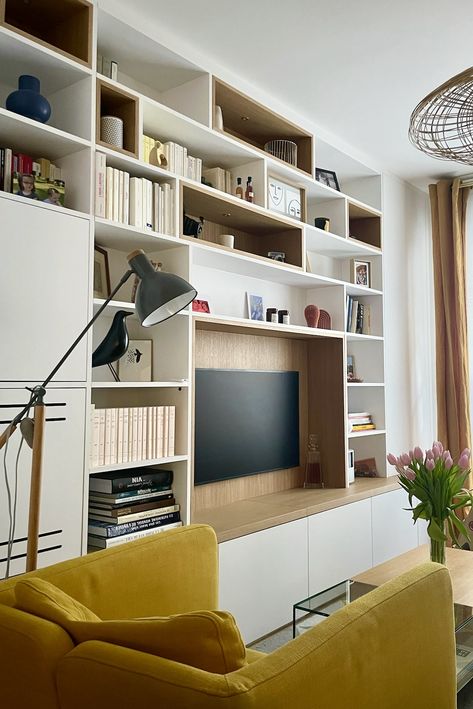 Réalisation sur-mesure de ce meuble bibliothèque/TV dans cet appartement parisien niché dans une petite rue de Clichy.

Sur-mesure : @ecorce.wood

Pour nous contacter :
ecorce.wood@gmail.com
06 10 25 82 13 Kévin’s number
06 43 51 58 46 Paul’s number Studio In Casa, Media Cabinet, Beautiful Living Rooms, October 1, Banquette, Gmail Com, Bookshelves, Sweet Home, Living Spaces