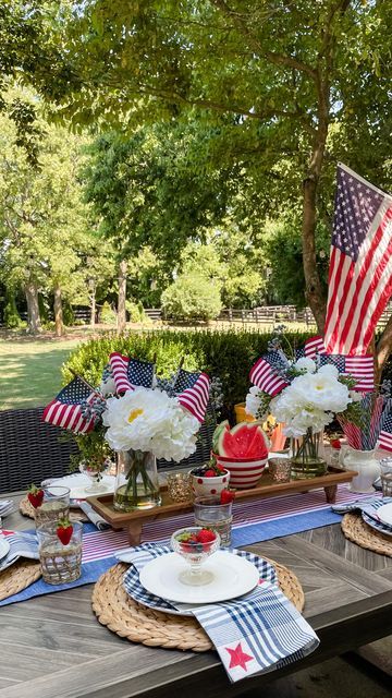 Fourth Of July Tablescapes, Blue Table Settings, Bendy Candles, Holiday Party Themes, Flea Market Decorating, Picnic Decorations, Fourth Of July Decor, July Fourth, July Birthday