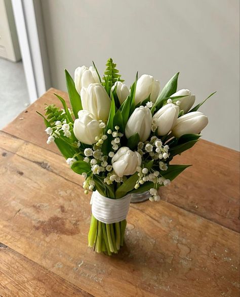 🤍 Herbal Wedding Decor, Entourage Bouquet, Bride Bouquets White Elegant, Tulip Bridesmaid Bouquet, Wedding Tulips, Tulip Wedding Bouquet, Tulip Bridal Bouquet, Bunny Wedding, Bride Bouquets White