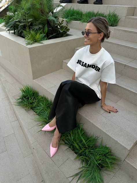 Jil Sander T Shirt Outfit, Minimalist Spring Outfits, Satin Skirt Outfit, Black Skirt Outfits, Jil Sanders, Envy Clothing, Looks Street Style, Style Crush, Tshirt Outfits